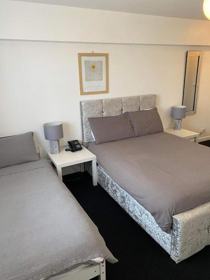 North Cornelly Green Acre Motel מראה חיצוני תמונה